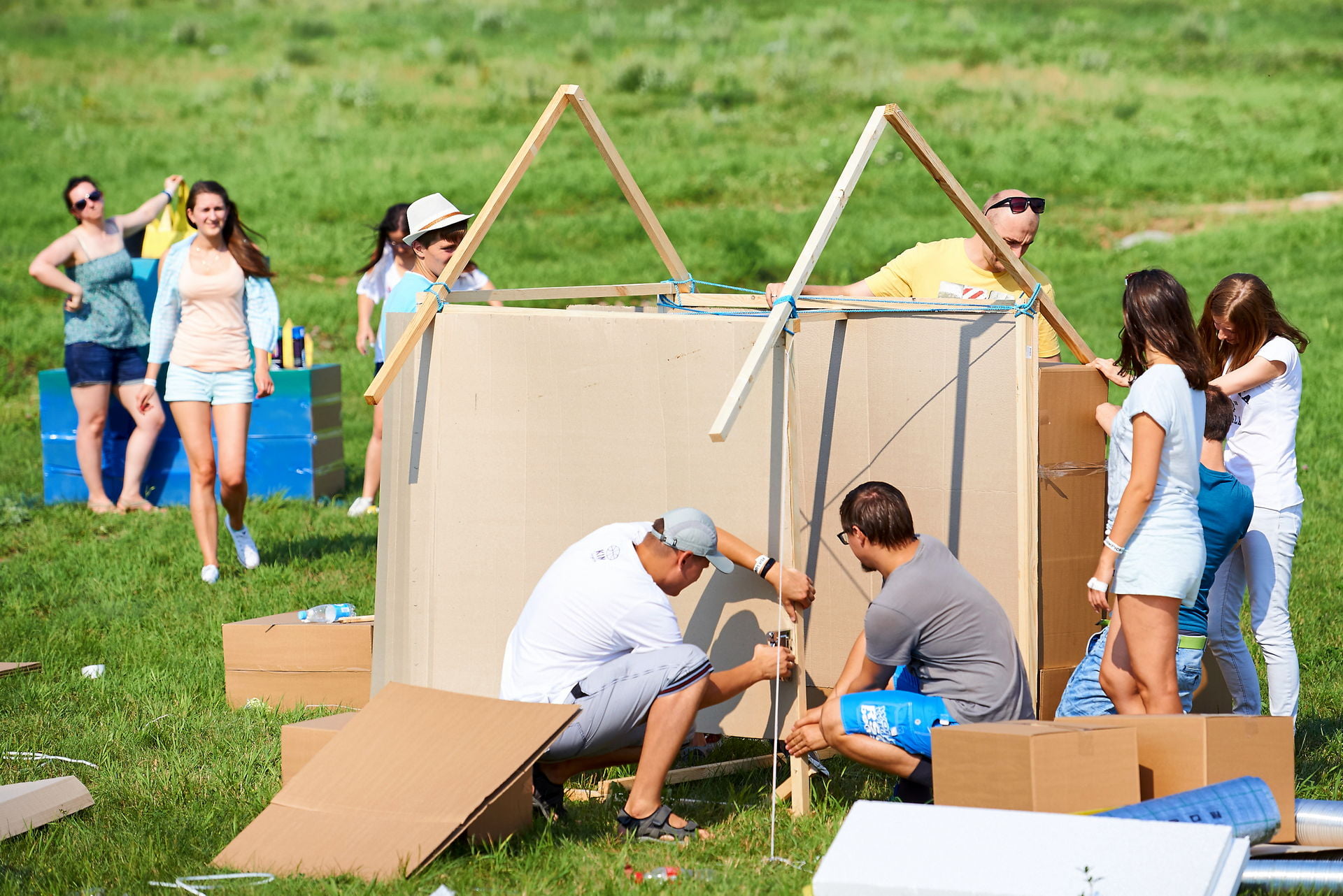 CIKLUM FUTURISTIC PICNIC 3