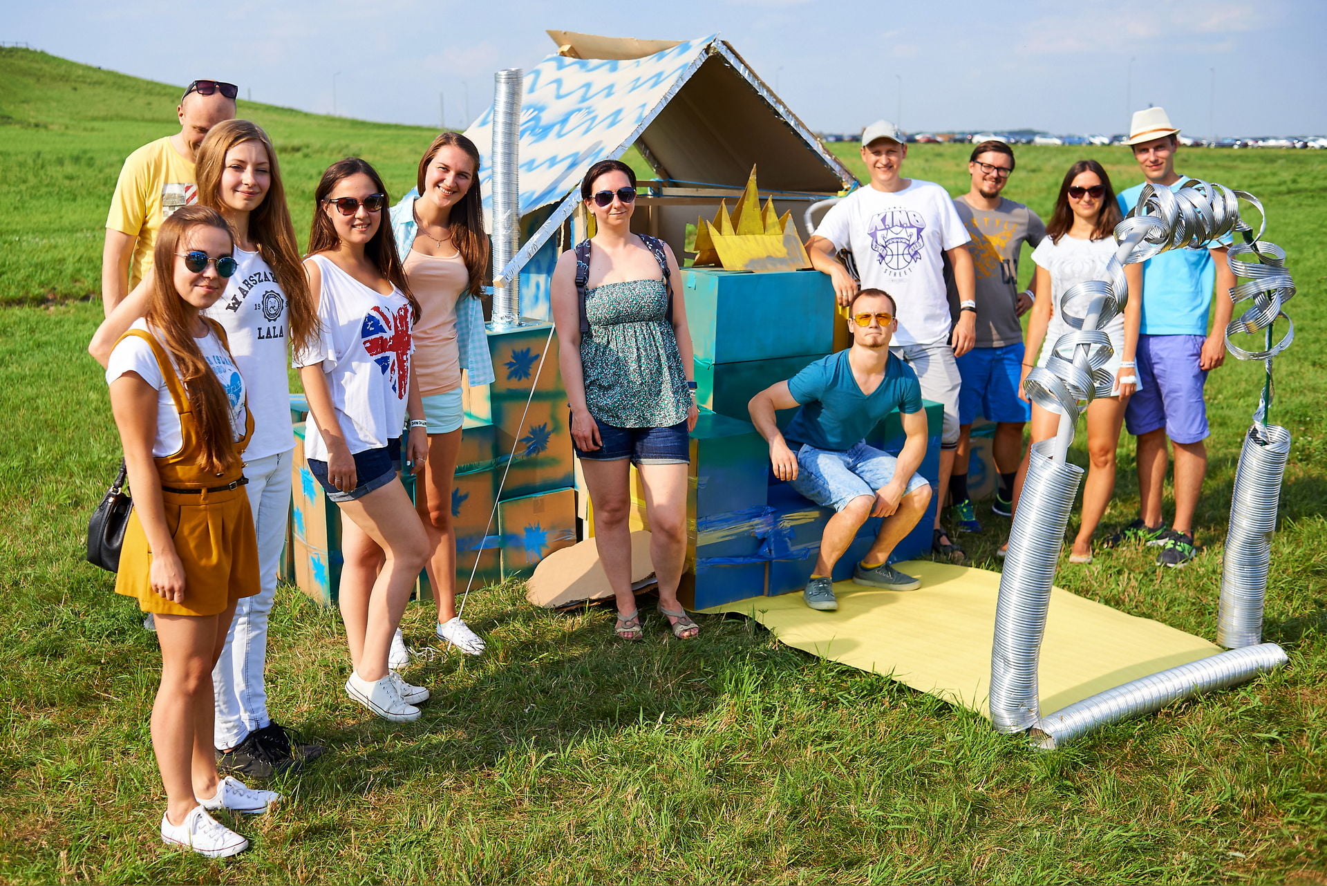 CIKLUM FUTURISTIC PICNIC 8